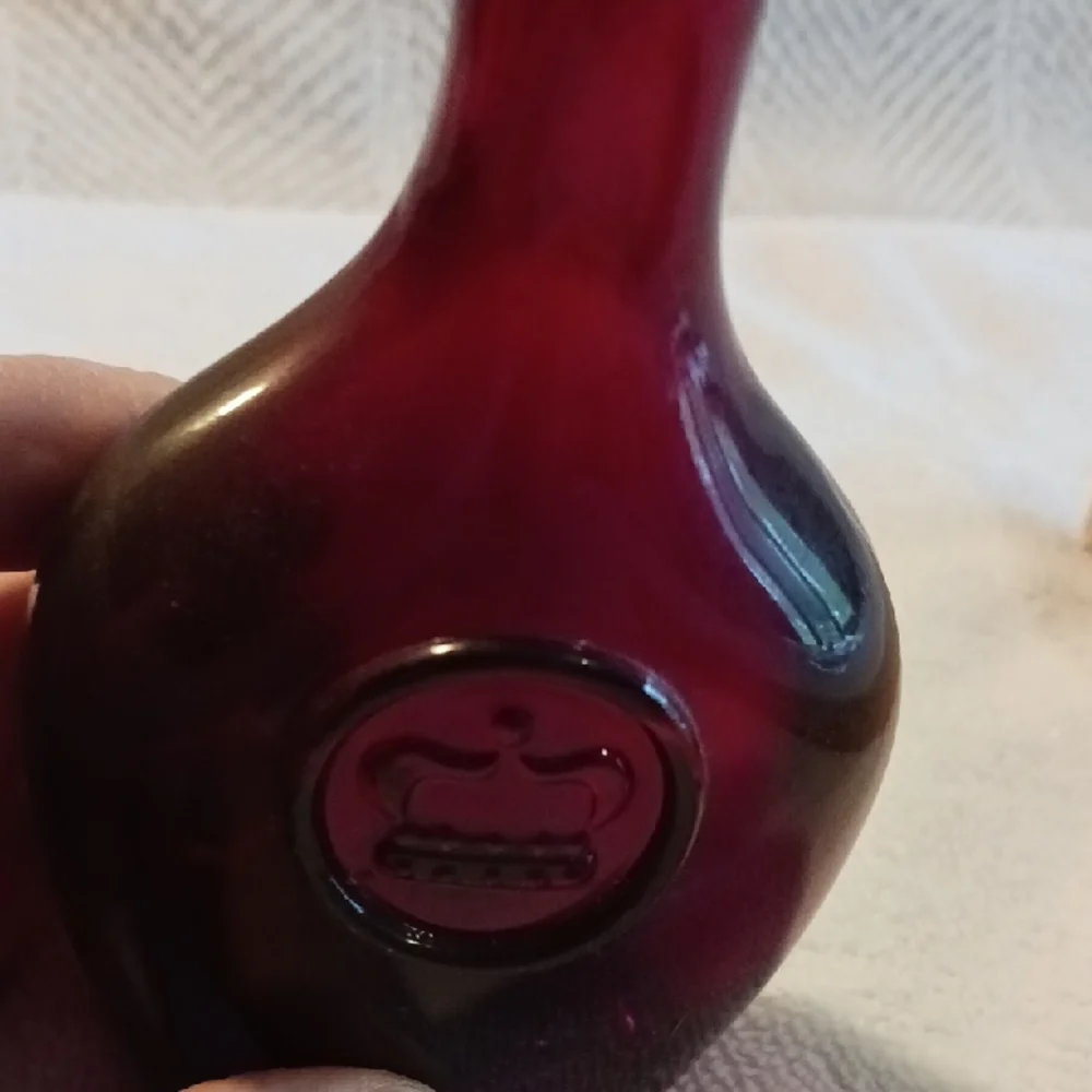 Elegant Red Glass Bottle - Picture 4 of 7
